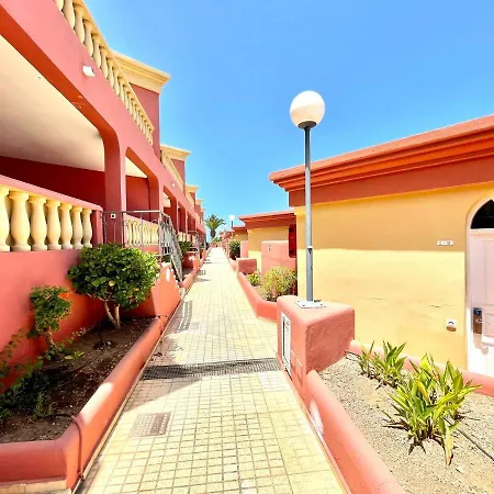Modern With Shared Pool, Close To The Beach, In Tenerife South *