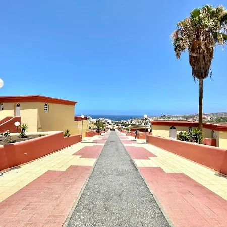 Modern With Shared Pool, Close To The Beach, In Tenerife South *